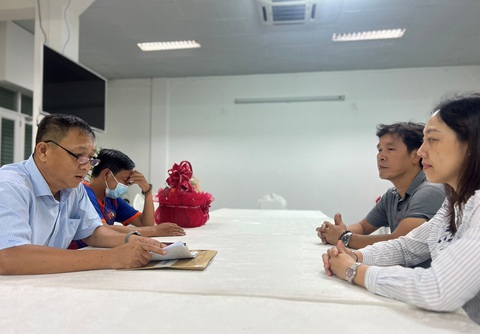 Cầu thủ đấm trọng tài futsal gãy xương hàm, đội bóng xin lỗi- Ảnh 2. Ban tổ chức giải và đại diện đội bóng (bìa phải) nhanh chóng xin lỗi trọng tài - Ảnh: QUANG THỊNH