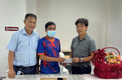 Cầu thủ đấm trọng tài futsal gãy xương hàm, đội bóng xin lỗi- Ảnh 1. Đại diện đội bóng Lão tướng doanh nhân Quảng Ngãi (bìa phải) động viên trọng tài Tuấn Kiệt (giữa) - Ảnh: QUANG THỊNH