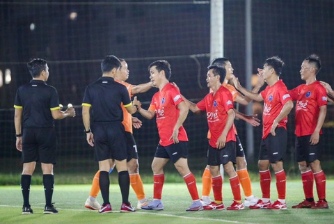 Vụ trọng tài bị đấm gục: Ban trọng tài vào cuộc- Ảnh 2. Trọng tài chuyên nghiệp thường kiếm thêm thu nhập ở các giải phong trào - Ảnh: BAN TỔ CHỨC