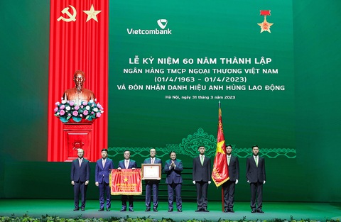 Vietcombank dồn vốn cho sản xuất kinh doanh- Ảnh 3. Vietcombank tổ chức lễ kỷ niệm 60 năm ngày thành lập (1/4/1963 -1/4/2023) và đón nhận danh hiệu Anh hùng Lao động do Đảng, Nhà nước trao tặng