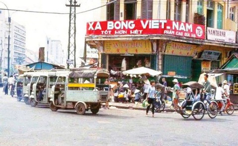 Không lẽ cứ mãi 'thương thương' thương hiệu Việt?- Ảnh 1. Một bảng quảng cáo ngoài trời (OOH) của xà bông Cô Ba trước đây