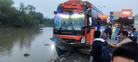 Hành khách đập vỡ kính thoát khỏi xe suýt lao xuống sông- Ảnh 1. Hiện trường vụ tai nạn xe khách suýt lao xuống sông tại Thái Bình ngày 10-1 - Ảnh: Q.VĂN