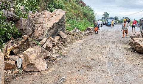 Đá tảng bất ngờ sạt xuống đèo Khánh Lê, đường Nha Trang đi Đà Lạt bị ách tắc tạm thời- Ảnh 1. Lực lượng chức năng tiến hành thu dọn đất đá sạt lở trên đèo Khánh Lê - Ảnh: THANH CHƯƠNG