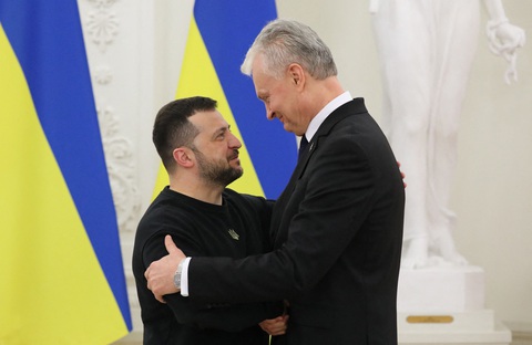 Ông Zelensky bắt tay Tổng thống Lithuania Gitanas Nauseda, ngày 10-1-2024 - Ảnh: AFP Ông Zelensky bắt tay Tổng thống Lithuania Gitanas Nauseda, ngày 10-1-2024 - Ảnh: AFP
