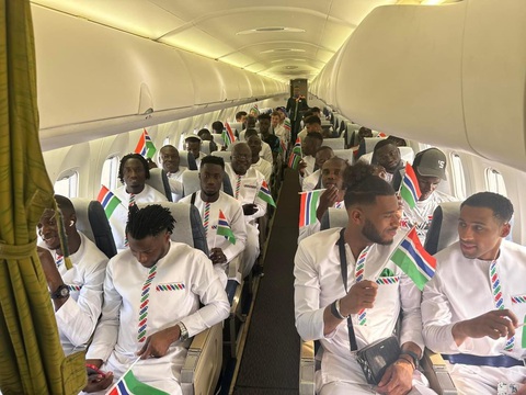 Các cầu thủ Gambia ngất xỉu do thiếu oxy trong khoang máy bay- Ảnh 1. Cầu thủ Gambia trước khi máy bay cất cánh - Ảnh: Reuters