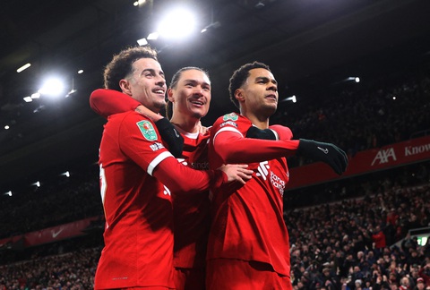 Tin tức thể thao sáng 11-1: Real Madrid thắng Atletico, vào chung kết Siêu cúp Tây Ban Nha- Ảnh 3. Từ trái sang: Jones, Nunez và Gakpo cùng nhau lập công cho Liverpool - Ảnh: REUTERS