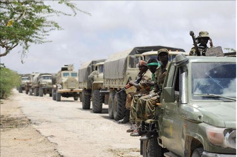 Trực thăng Liên Hiệp Quốc bị phiến quân bắt giữ ở Somalia, một nạn nhân nghi bị bắn chết- Ảnh 1. Binh sĩ quân đội Somalia được triển khai tới Barawe, dinh lũy của phiến quân al-Shabab - Ảnh: AFP/TTXVN