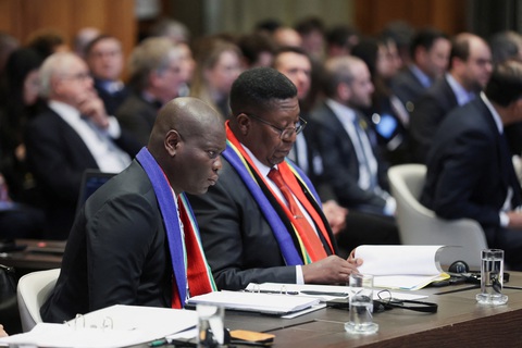 Các đại diện Nam Phi tại Tòa Công lý quốc tế (ICJ) ở The Hague, Hà Lan, ngày 11-1 - Ảnh: REUTERS Các đại diện Nam Phi tại Tòa Công lý quốc tế (ICJ) ở The Hague, Hà Lan ngày 11-1 - Ảnh: REUTERS
