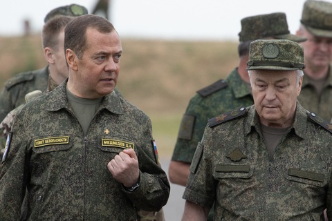 Cựu Tổng thống Nga Dmitry Medvedev trong chuyến thăm khu vực Volgograd ở miền nam nước này đầu năm 2023 - Ảnh: AFP Cựu tổng thống Nga Dmitry Medvedev trong chuyến thăm khu vực Volgograd ở miền nam nước này đầu năm 2023 - Ảnh: AFP