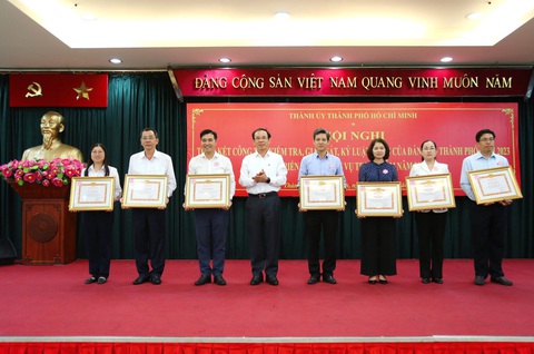 Chủ nhiệm Ủy ban Kiểm tra Thành ủy TP.HCM: Tăng cường kiểm tra dấu hiệu vi phạm qua đơn thư, báo chí- Ảnh 3. Lãnh đạo Thành ủy TP.HCM trao bằng khen cho các cá nhân có thành tích xuất sắc trong công tác kiểm tra, giám sát, kỷ luật Đảng - Ảnh: PHƯƠNG QUYÊN