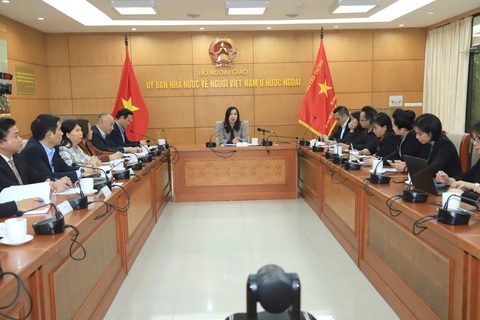 Kiều hối năm 2023 ước tăng 30%, Việt Nam sẽ đẩy mạnh vận động và huy động nguồn lực kiều bào- Ảnh 1. Thứ trưởng Bộ Ngoại giao Lê Thị Thu Hằng, chủ nhiệm Ủy ban Nhà nước về người Việt Nam ở nước ngoài, chủ trì cuộc gặp gỡ báo chí sáng 11-1 tại Hà Nội - Ảnh: TRẦN THƯỜNG