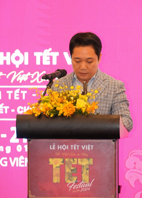 Lễ hội Tết Việt Giáp Thìn 2024: nhiều hoạt động hấp dẫn- Ảnh 2. Ông Lê Trương Hiền Hòa, Phó Giám đốc Sở Du lịch TP.HCM, Trưởng Ban Tổ chức Lễ hội Tết Việt 2024 phát biểu tại họp báo
