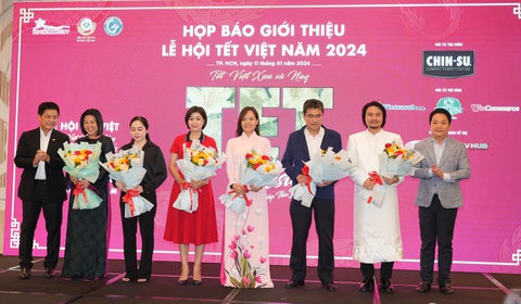 Lễ hội Tết Việt Giáp Thìn 2024: nhiều hoạt động hấp dẫn- Ảnh 4. Ban tổ chức Lễ hội Tết Việt tặng hoa cho các Nhà tài trợ