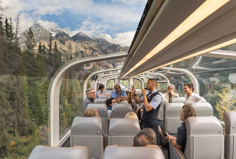 Hành trình tàu hỏa 80 ngày xuyên lục địa khởi hành năm 2024- Ảnh 1. Du khách bên trong tàu Rocky Mountaineer ngắm nhìn dãy núi Rockies - Ảnh: BUSINESS JET TRAVELER
