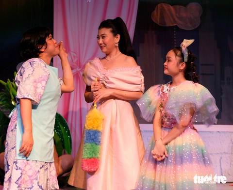 Từ trái qua, Kim Đào (vai cô giúp việc), Mỹ Uyên (mẹ bé Mai) và bé Gia Hân (bé Mai) - Ảnh: LINH ĐOAN Từ trái qua, Kim Đào (vai cô giúp việc), Mỹ Uyên (mẹ bé Mai) và bé Gia Hân (bé Mai) - Ảnh: LINH ĐOAN