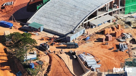 Phạt chủ đầu tư tòa nhà không phép trong Đồi Cù Đà Lạt 240 triệu đồng- Ảnh 2. Xe cộ di dời vật tư ra khỏi công trình khi vi phạm được cơ quan chức năng ghi nhận - Ảnh: M.V.
