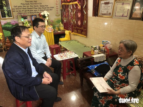 Thăm và tặng tập tư liệu quý hiếm cho các 'nhân chứng Hoàng Sa'- Ảnh 1. Ông Võ Ngọc Đồng - chủ tịch UBND huyện Hoàng Sa (bên trái) và ông Lê Tiến Công - giám đốc Nhà trưng bày Hoàng Sa (giữa) đã đến thắp hương và thăm người nhà ông Trần Văn Hảo - Ảnh: MỸ DUNG