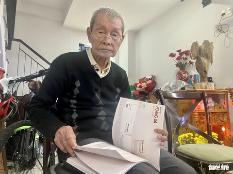 Thăm và tặng tập tư liệu quý hiếm cho các 'nhân chứng Hoàng Sa'- Ảnh 3. Cụ Phạm Sô (90 tuổi, trú tại phường Bình Hiên, quận Hải Châu) vui mừng khi nhận được tập Tư liệu Hoàng Sa có những trang viết về mình trong đó - Ảnh: TRƯỜNG TRUNG
