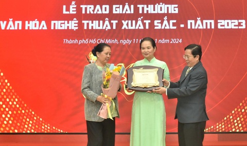 Nhà văn Bích Ngân nhận giải thưởng thay cho nhà văn Nguyễn Thị Minh Ngọc - Ảnh: TẤN THẠNH Nhà văn Bích Ngân nhận giải thưởng thay nhà văn Nguyễn Thị Minh Ngọc - Ảnh: TẤN THẠNH