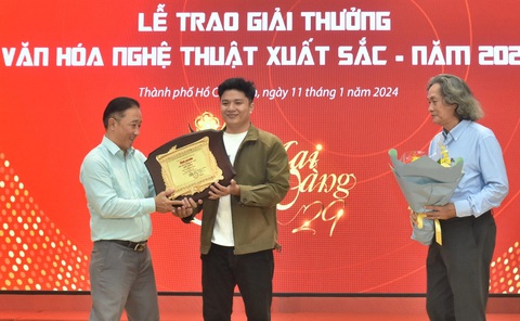 Họa sĩ Phùng Quảng Đông nhận giải thưởng - Ảnh: TẤN THẠNH Họa sĩ Phùng Quảng Đông nhận giải thưởng - Ảnh: TẤN THẠNH