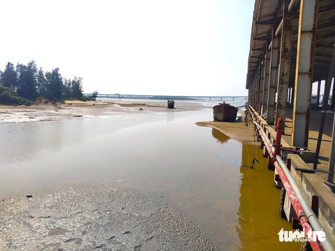 400 tỉ đồng Formosa bồi thường làm dự án, gia hạn thêm đến hết năm 2024- Ảnh 1. Cảnh bồi lấp tại cảng cá Xuân Hội (huyện Nghi Xuân, tỉnh Hà Tĩnh) - Ảnh: LÊ MINH