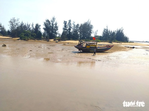400 tỉ đồng Formosa bồi thường làm dự án, gia hạn thêm đến hết năm 2024- Ảnh 2. Khu vực cảng cá Xuân Hội bị bồi lấp nên thuyền ngư dân phải đợi thủy triều lên mới có thể ra khơi - Ảnh: LÊ MINH