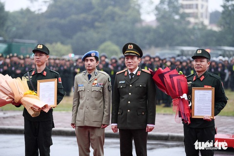 Lần đầu tiên Việt Nam thành lập đơn vị cảnh sát vũ trang gìn giữ hòa bình- Ảnh 1. Thượng tướng Lương Tam Quang, thứ trưởng Bộ Công an, trao quyết định thành lập Đơn vị cảnh sát gìn giữ hòa bình số 1