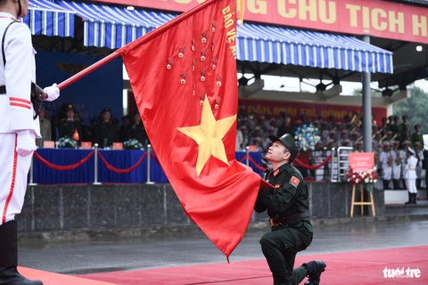 Lần đầu tiên Việt Nam thành lập đơn vị cảnh sát vũ trang gìn giữ hòa bình- Ảnh 2. Thượng tá Nguyễn Văn Nam, chỉ huy trưởng Đơn vị cảnh sát gìn giữ hòa bình số 1 Việt Nam, đọc lời tuyên thệ và lời thề