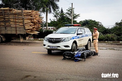 Người đi xe máy cấp cứu sau va chạm với xe cảnh sát giao thông- Ảnh 1. Hiện trường vụ tai nạn giữa ô tô của cảnh sát giao thông và xe máy tại quốc lộ 14B, tỉnh Quảng Nam - Ảnh: Người dân cung cấp