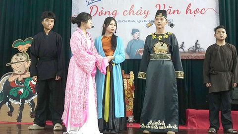 Thót tim với ngữ liệu đề thi văn: Bộ Giáo dục và Đào tạo nói gì?- Ảnh 1. Học sinh Trường THPT Lê Thánh Tôn (quận 7, TP.HCM) diễn trích đoạn kịch vở “Lệ Chi Viên” trong dự án dạy học phát triển năng lực “Dòng chảy văn học” - Ảnh: NHƯ HÙNG