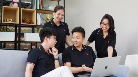 Đưa hàng Việt lên sàn thương mại thế giới- Ảnh 1. Trần Tiến Khải (thứ hai, từ phải qua) và những đồng đội gen Z ở công ty - Ảnh: MY LÊ