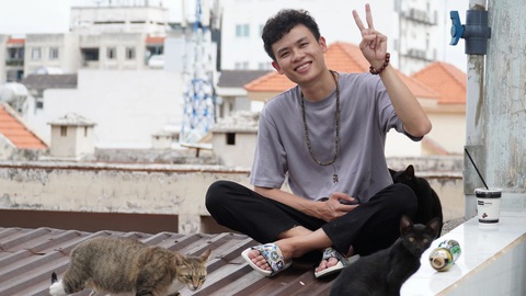 Ngộ nghĩnh, nghĩa tình thú cưng - Kỳ cuối: Giúp đỡ Catsky - 'đảo mèo' trên mái thượng- Ảnh 1. Minh Đức bên cạnh những chú mèo anh hay quay clip - Ảnh: NVCC