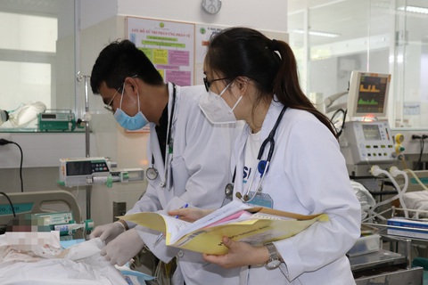 Cứu 2 thiếu niên bị chấn thương nặng do tự làm pháo bằng máy xay sinh tố- Ảnh 1. Bác sĩ khoa cấp cứu, Bệnh viện Nhi đồng 2 thăm vết thương cho bệnh nhi trong tai nạn tự chế tạo pháo nổ - Ảnh: BVCC