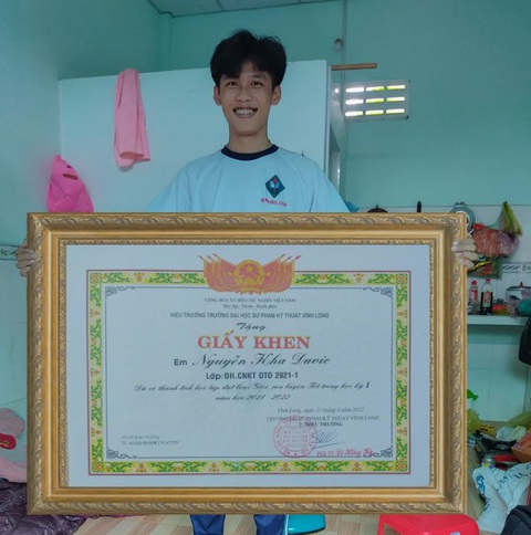 Loạt tên khai sinh độc lạ từng gây xôn xao mạng xã hội- Ảnh 2. Tính cách hài hước cùng cái tên độc lạ đã giúp nam sinh viên Nguyễn Kha Davic dễ dàng "flex" cái tên của mình lan tỏa trên mạng xã hội. Anh chàng từng in tấm giấy khen ra kích cỡ "siêu to khổng lồ" để ghi nhớ thành tích học tập đạt loại giỏi cũng như rèn luyện đạt loại tốt ở học kỳ 1, năm học 2021-2022.