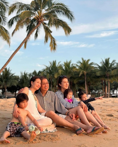 Chung Gia Hân có giây phút thư giãn bên bố mẹ cùng 3 nhóc tỳ Chung Gia Hân có giây phút thư giãn bên ba mẹ cùng 3 con