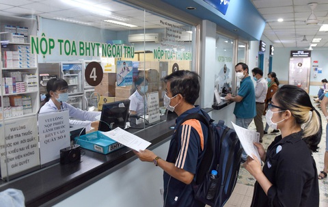 Bảo hiểm y tế phải nâng chất thế nào để người bệnh thuận lợi hơn?- Ảnh 1. Người dân khám bệnh có bảo hiểm y tế tại một bệnh viện ở TP.HCM - Ảnh: DUYÊN PHAN