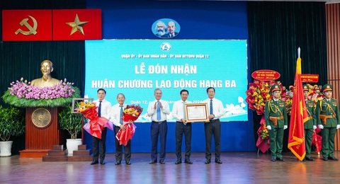 Quận 12 đón nhận Huân chương Lao động hạng ba- Ảnh 1. UBND quận 12 đón nhận Huân chương Lao động hạng ba của Chủ tịch nước - Ảnh: V.T.