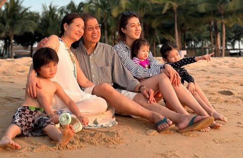 Tin tức giải trí 11-1: Táo quân chính thức trở lại, concert Hà Anh Tuấn cháy vé- Ảnh 5. Gia đình Chung Gia Hân tại bãi biển Phú Quốc - Ảnh: Instagram/Linda Chung