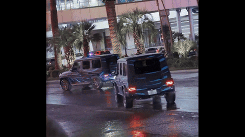 Cả đội hình Mercedes-Benz G-Class điện tới 'múa' tại CES 2024- Ảnh 1. 4 chiếc EQG dàn hàng biểu diễn công nghệ xoay tròn tại CES 2024 - Ảnh cắt từ video, nguồn: Mercedes-Benz