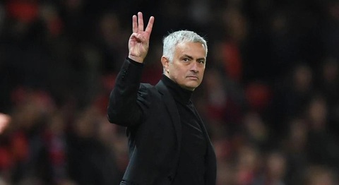 Trong 4 ngày, HLV Mourinho nhận 2 thẻ đỏ- Ảnh 1. HLV Mourinho tiếp tục nhận thẻ đỏ - Ảnh: GETTY IMAGES