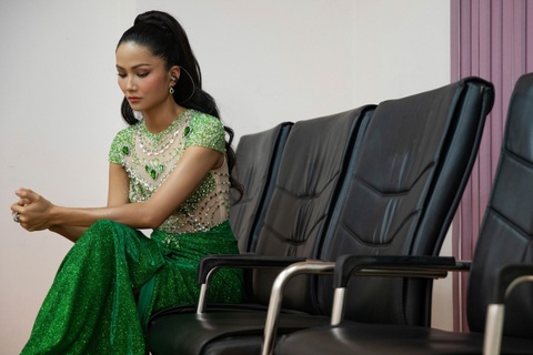 H'Hen Niê chính thức debut làm ca sĩ sau Chị đẹp đạp gió rẽ sóng?- Ảnh 2. Nàng hậu nghiêm túc chuẩn bị cho màn khoe giọng này