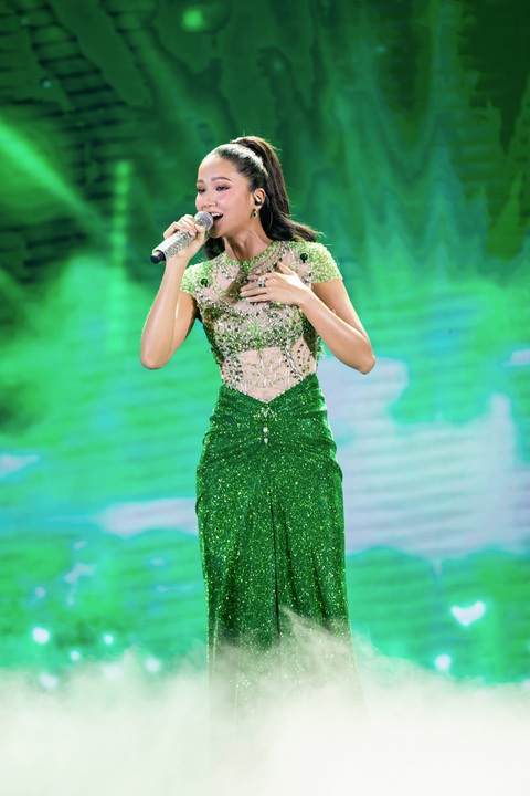 H'Hen Niê chính thức debut làm ca sĩ sau Chị đẹp đạp gió rẽ sóng?- Ảnh 1. H'Hen Niê hát mở màn cho sự kiện tri ân tại TP.HCM