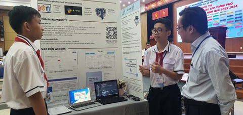 Học sinh lớp 8 ở TP.HCM làm trang web cho người trầm cảm- Ảnh 1. Vũ Trí Việt (giữa) và Nguyễn Khánh Hiệp trình bày về trang web cho người trầm cảm với ông Nguyễn Bảo Quốc, phó giám đốc Sở Giáo dục và Đào tạo TP.HCM - Ảnh: H.HG.