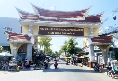 Đường vào Chùa Dơi, Sóc Trăng - Ảnh: KHẮC TÂM Đường vào Chùa Dơi, Sóc Trăng - Ảnh: KHẮC TÂM