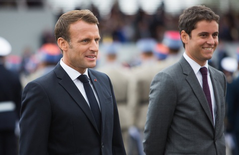 Tổng thống Pháp Emmanuel Macron (trái) và tân thủ tướng 34 tuổi Gabriel Attal - Ảnh: Leprogres.fr Tổng thống Pháp Emmanuel Macron (trái) và tân Thủ tướng 34 tuổi Gabriel Attal - Ảnh: Leprogres.fr