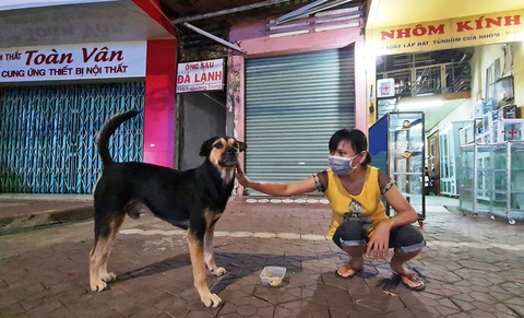 Ngộ nghĩnh, nghĩa tình thú cưng - Kỳ 5: Từ chú chó hoang thành 'con chung' của cả xóm- Ảnh 2. Chị Mân, người đầu tiên phát hiện Milu đi lạc và hay cho chú chó ăn- Ảnh: TRẦN MAI