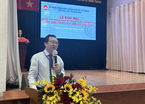 Học sinh lớp 8 ở TP.HCM làm trang web cho người trầm cảm- Ảnh 2. Ông Nguyễn Bảo Quốc, Phó Giám đốc Sở Giáo dục và Đào tạo TP.HCM phát biểu tại lễ khai mạc cuộc thi khoa học kỹ thuật cấp thành phố ngày 11-1 - Ảnh: H.HG