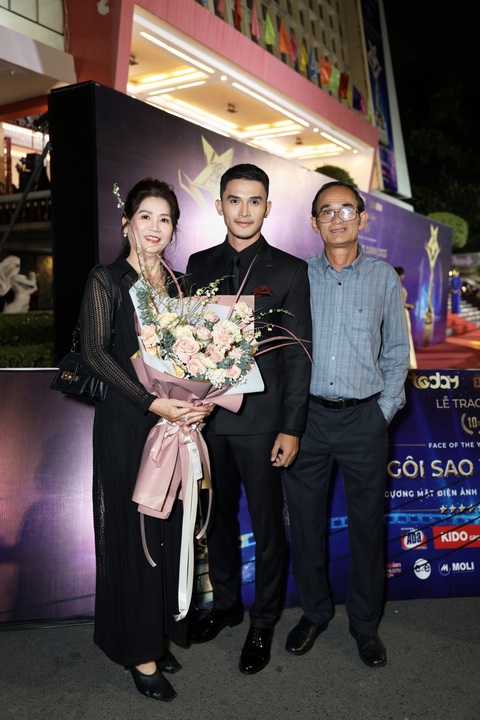 Nguyễn Quốc Trường Thịnh - nam thần màn ảnh nhỏ năng suất nhất năm 2023- Ảnh 2. Ba mẹ Nguyễn Quốc Trường Thịnh đến tham dự lễ trao giải và chia vui với nam diễn viên