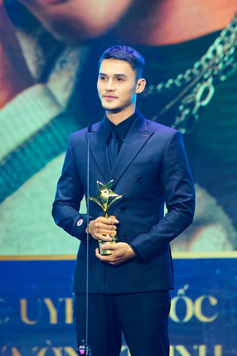 Nguyễn Quốc Trường Thịnh - nam thần màn ảnh nhỏ năng suất nhất năm 2023- Ảnh 1. Nguyễn Quốc Trường Thịnh nhận giải Nam diễn viên được yêu thích nhất tại Ngôi sao xanh 2023