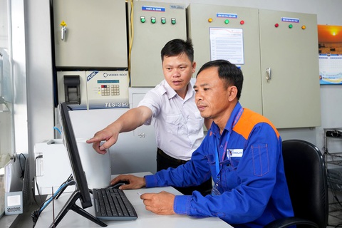 Nhân viên cửa hàng Petrolimex, đường Lý Thường Kiệt, quận Tân Bình, TP.HCM làm hóa đơn điện tử cho khách hàng - Ảnh: HỮU HẠNH Nhân viên cửa hàng Petrolimex, đường Lý Thường Kiệt, quận Tân Bình, TP.HCM làm hóa đơn điện tử cho khách hàng - Ảnh: HỮU HẠNH